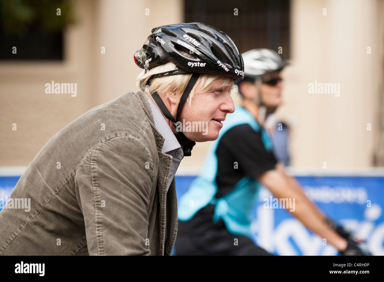 Boris Johnson à vélo dans Londres. Souvent vu le navettage dans Londres. Banque D'Images
