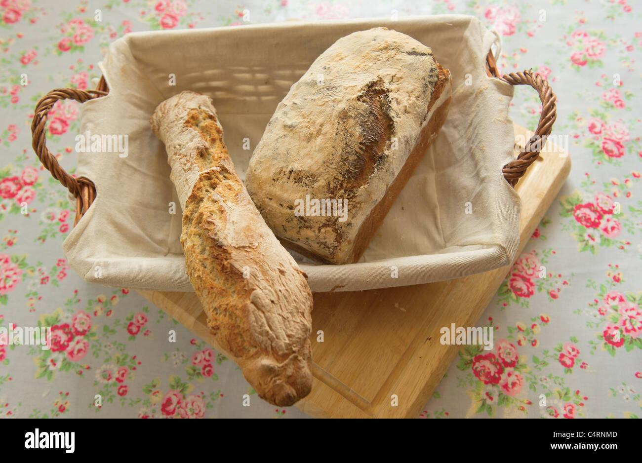 Pain frais cuit au four à pain et baguette dans panier Banque D'Images