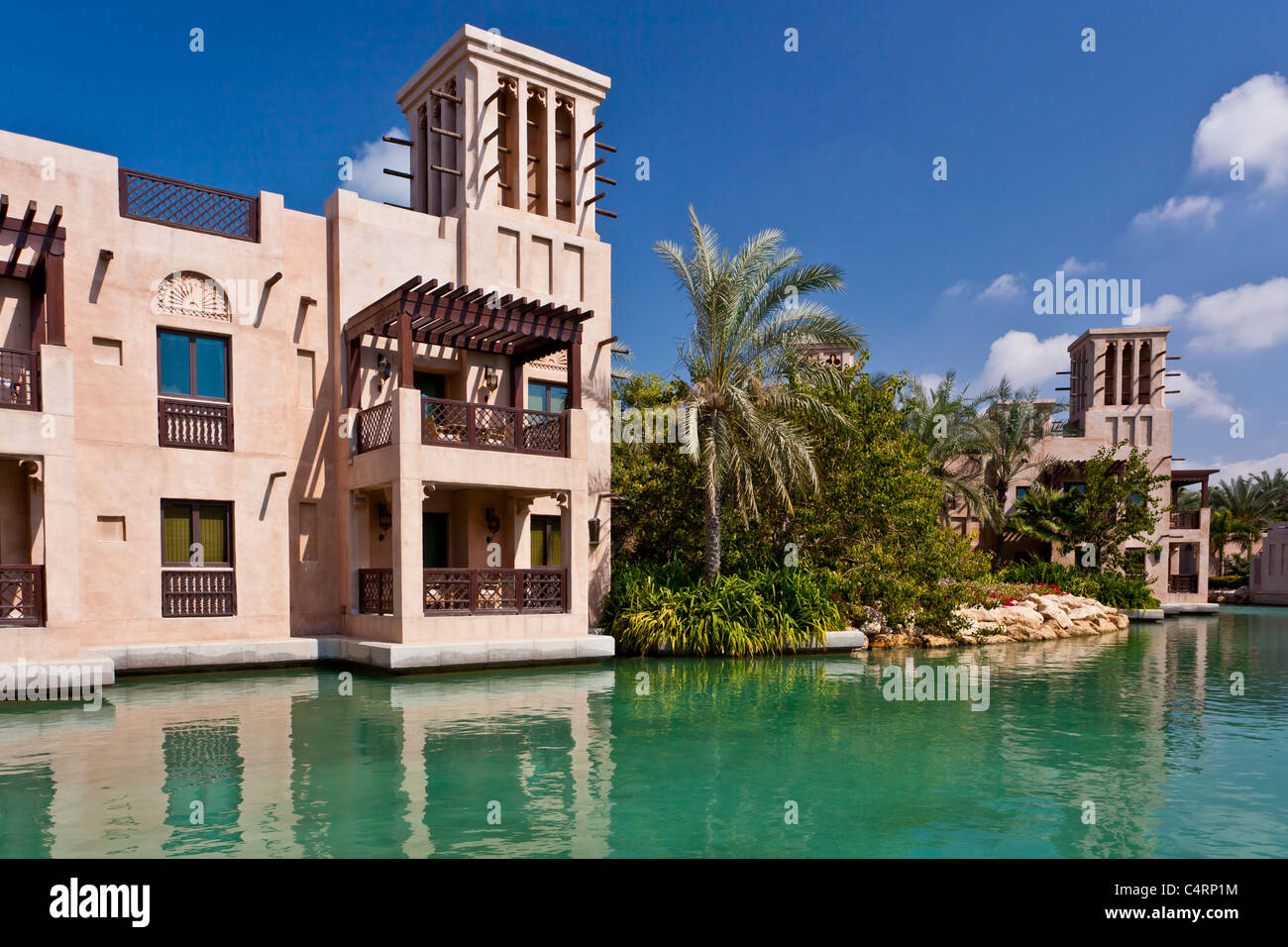 Le Souk Madinat Jumeirah et voie navigable dans DUBAÏ, ÉMIRATS ARABES UNIS. Banque D'Images