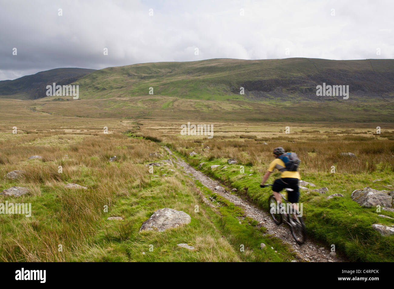 Des promenades en vélo de montagne un sentier rocheux dans la région de Snowdonia, Pays de Galles, Royaume-Uni Banque D'Images