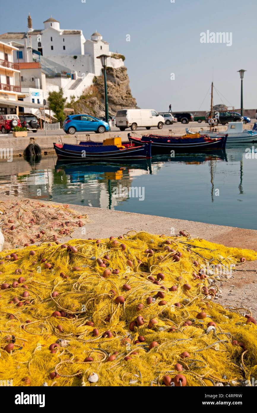 Les filets de pêche au petit port dans la ville de Skopelos, l' île de Skopelos, Sporades du Nord, Grèce Banque D'Images