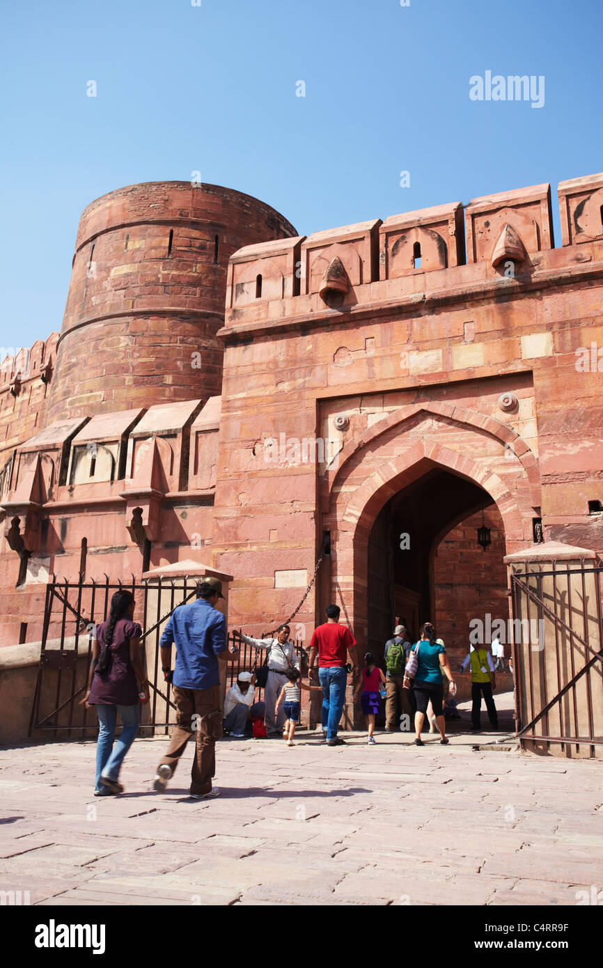 Les gens à l'Amar Singh Gate du Fort d'Agra, Agra, Uttar Pradesh, Inde Banque D'Images