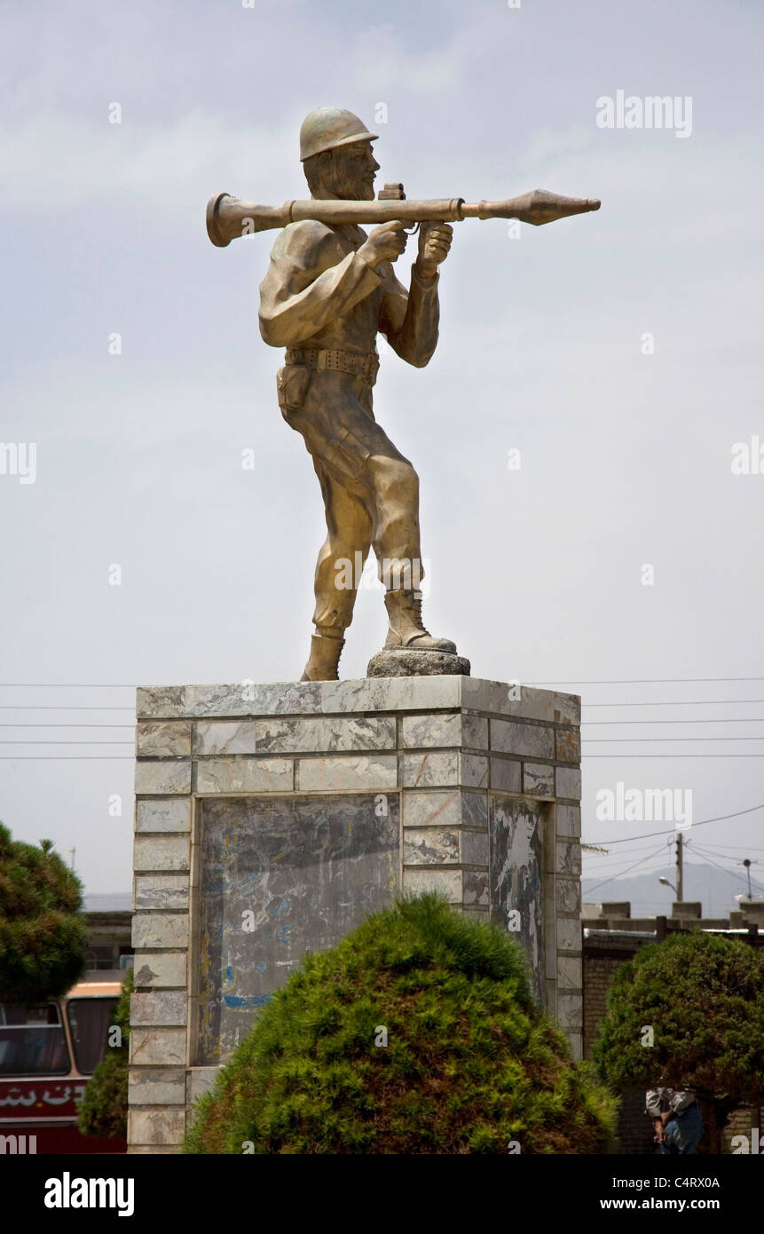 Monument du soldat de l'armée de lance-roquettes RPG avec près de Bardeskan, Iran Banque D'Images