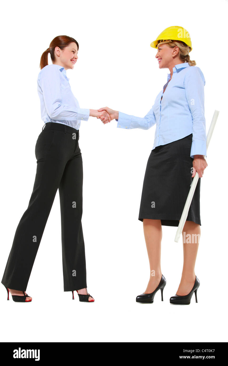 Deux femmes, architecte avec casque et plan Banque D'Images