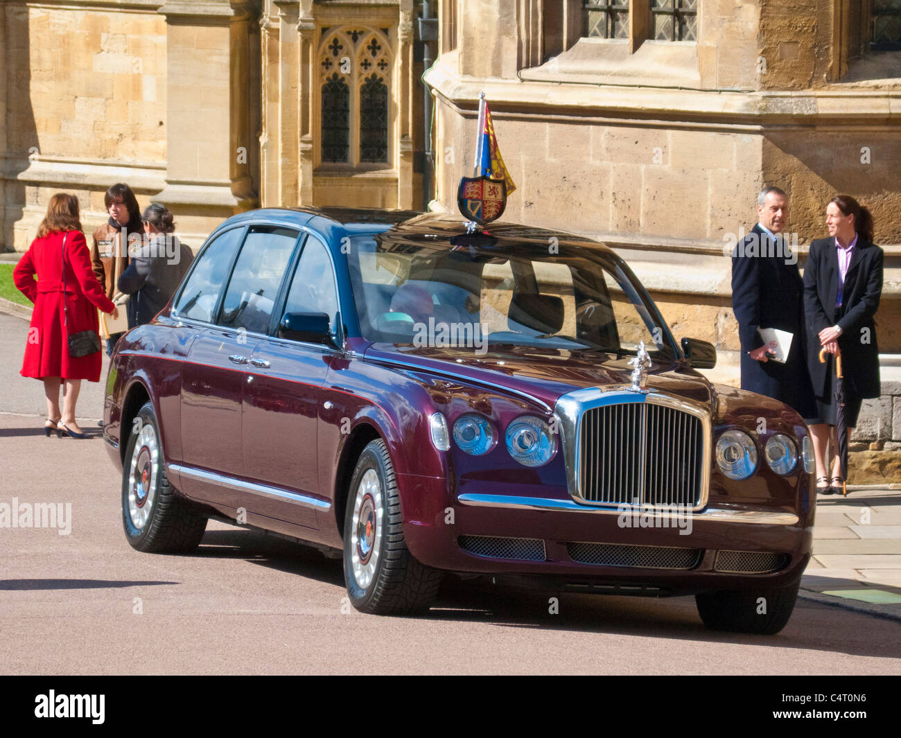 Limousine Bentley de Sa Majesté la Reine Elizabeth II qui l'attend au château de Windsor. JMH5012 Banque D'Images