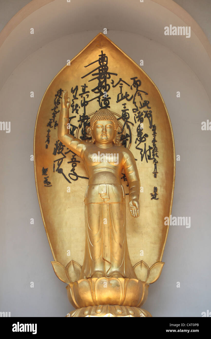 La niche du Sud statue de Bouddha (naissance) dans la paix, la pagode bouddhiste Japonais Battersea Park, London, UK. Banque D'Images