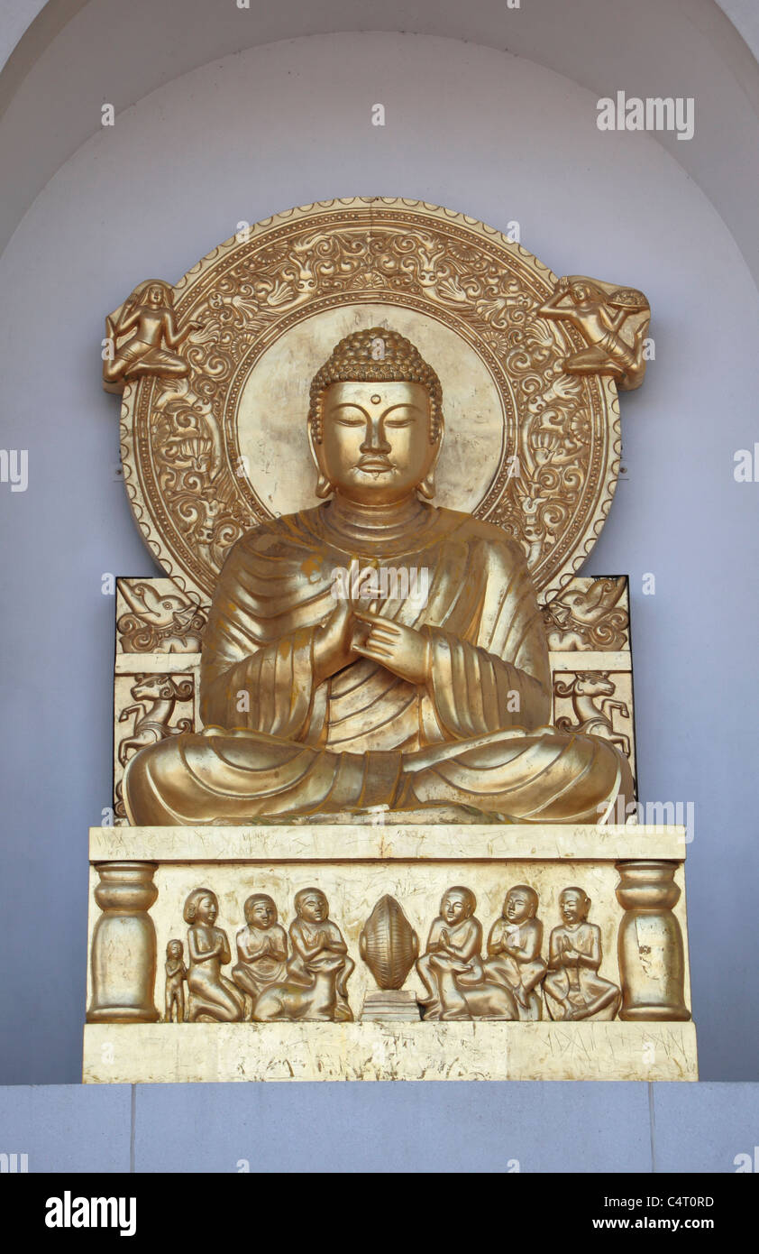 Golden Buddha statue (première prédication du Dharma) dans la paix, la pagode bouddhiste Japonais Battersea Park, London, UK. Banque D'Images