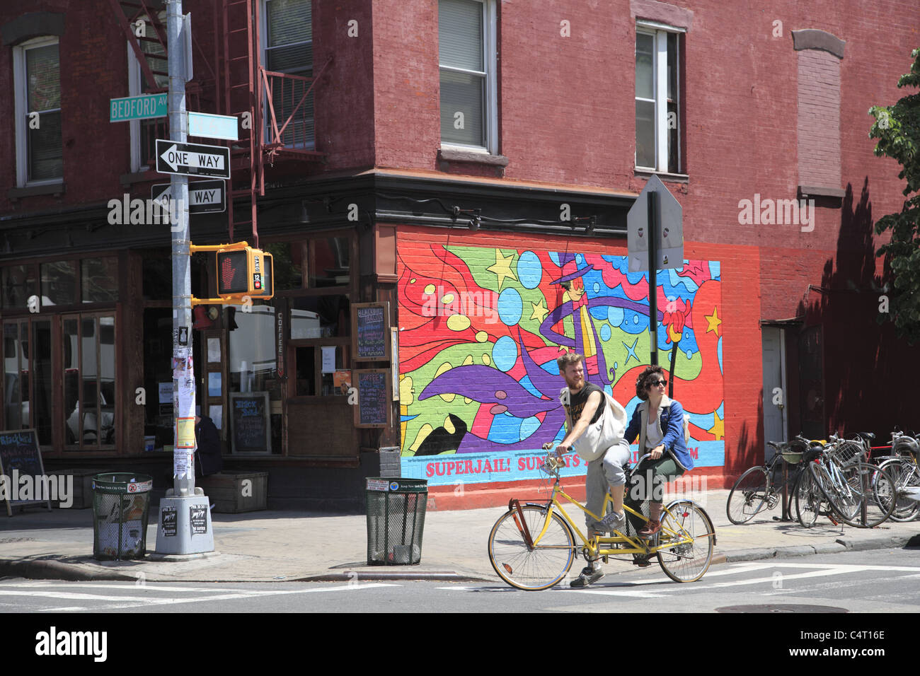 Les gens branchés sur Tandem, Williamsburg, Brooklyn, New York City, USA Banque D'Images