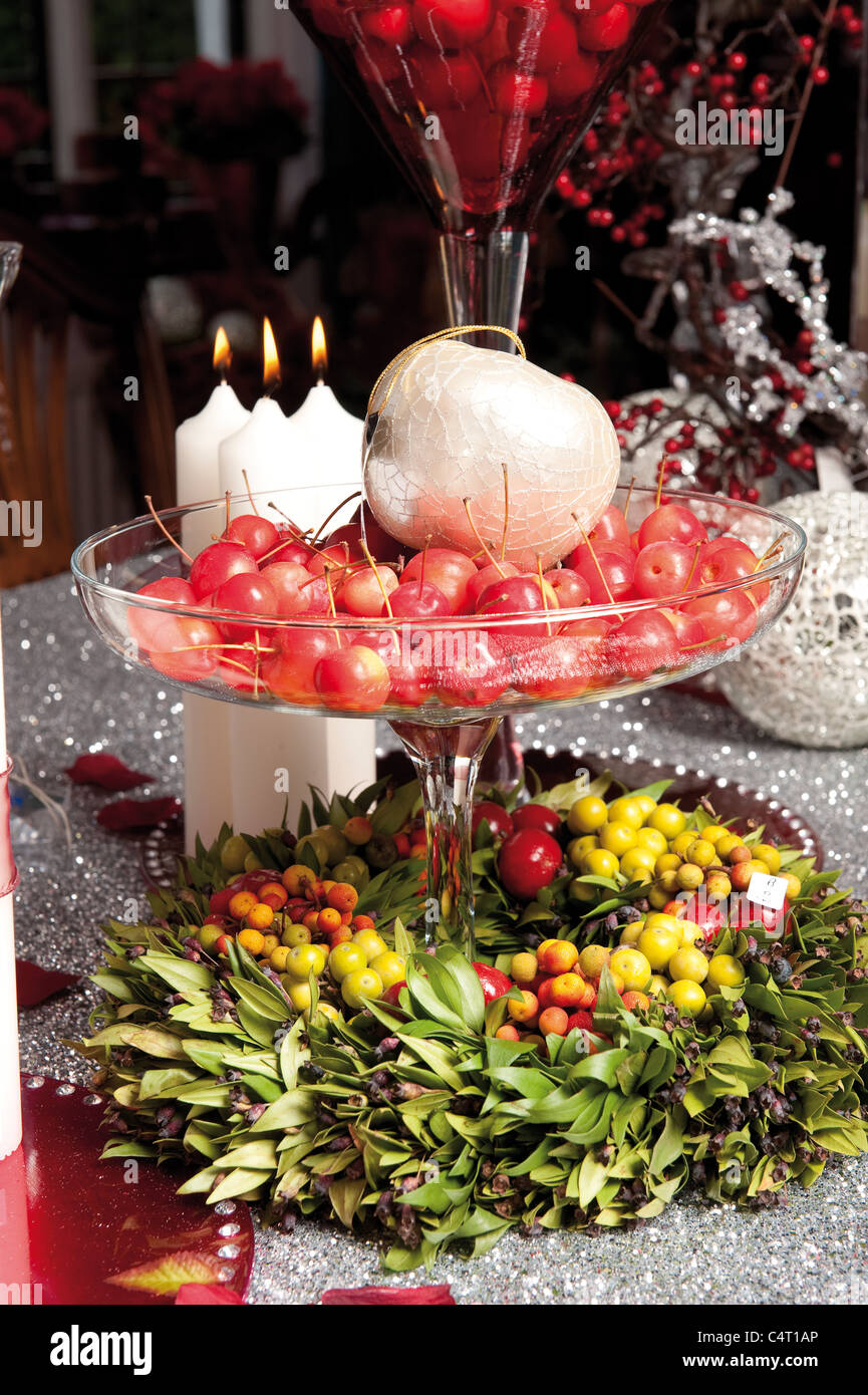 Des bougies et des guirlandes de table bougie de Noël en verre de lunettes rouges berry sparkle glitter chandelier saint Noël baubles s Banque D'Images