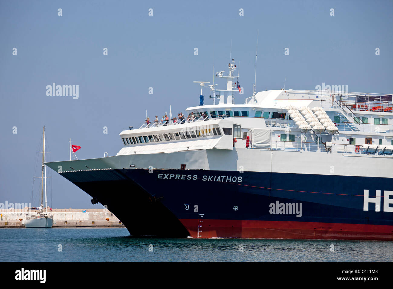 L'Hellenic Seaways ferry Skiathos Express arrivant au port de la ville de Skopelos, Sporades du Nord, Skopelos, Grèce Banque D'Images