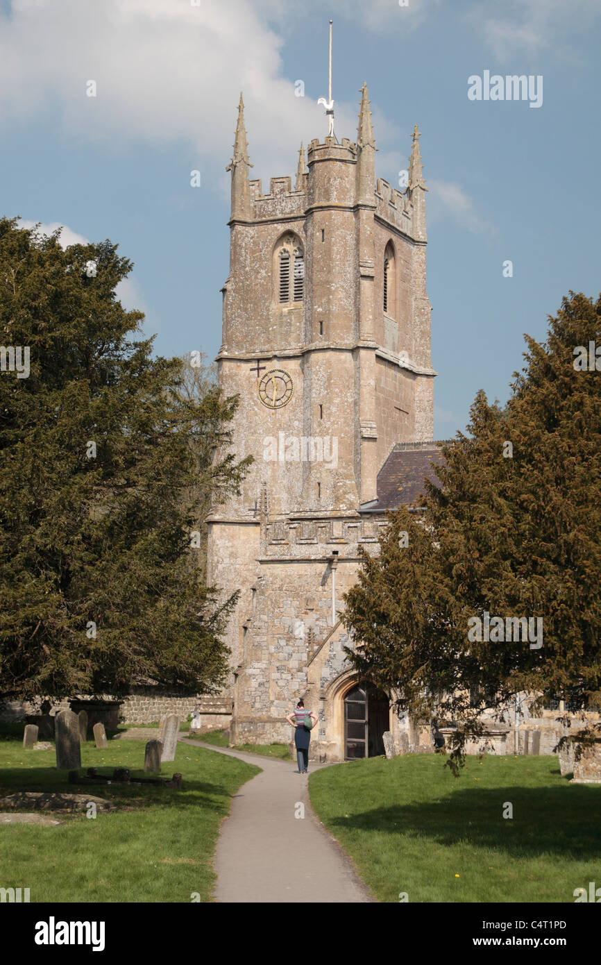 Le Saint James Church dans le petit village d'Avebury Wiltshire, UK Banque D'Images