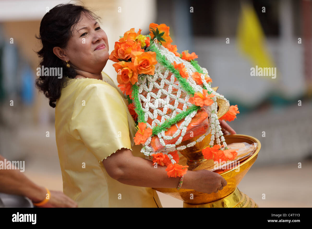 Thai woman holding offrande religieuse à la nouvelle célébration moine bouddhiste en Thaïlande, ville Uttaradit Banque D'Images