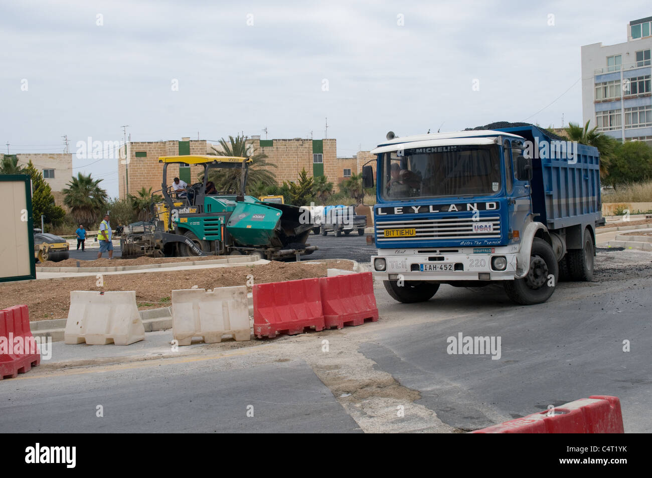 Une machine de pose tarmac établit un nouveau revêtement de la route en préparation de la version révisée de la gare routière de Bugibba, Malte Banque D'Images