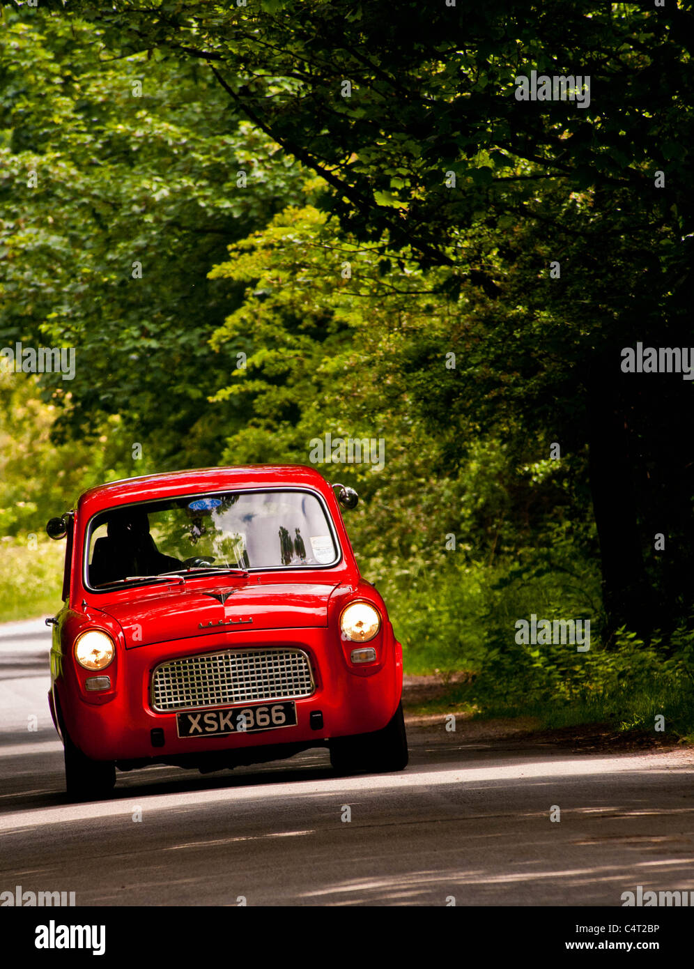 Rénové classic car 1959 Ford Anglia 100E des en anglais country lane Banque D'Images