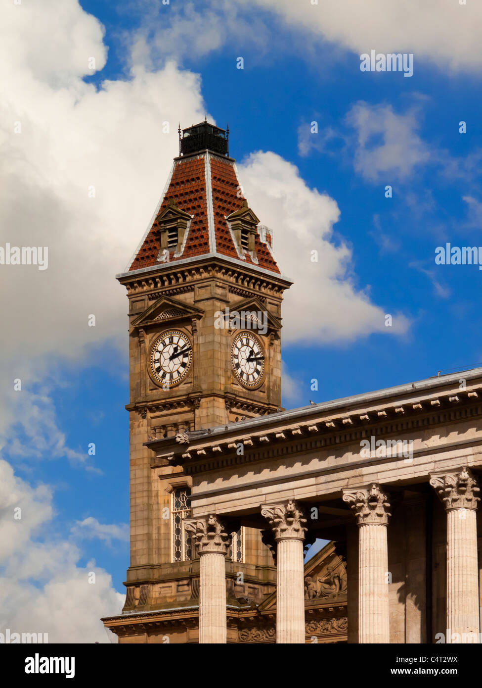 Tour de Birmingham Museum and Art Gallery connu sous le nom de Big Brum dans Chamberlain Square Birmingham England UK et de l'hôtel de ville en face Banque D'Images