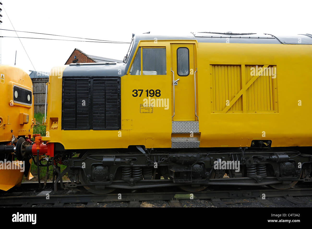 37198 en jaune à la grande gare loughborough england uk Banque D'Images