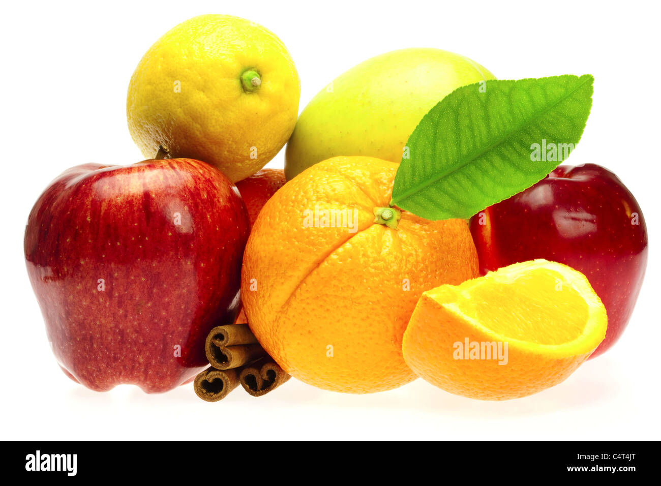 Les oranges, les bâtons de cannelle et les pommes isolated on white Banque D'Images