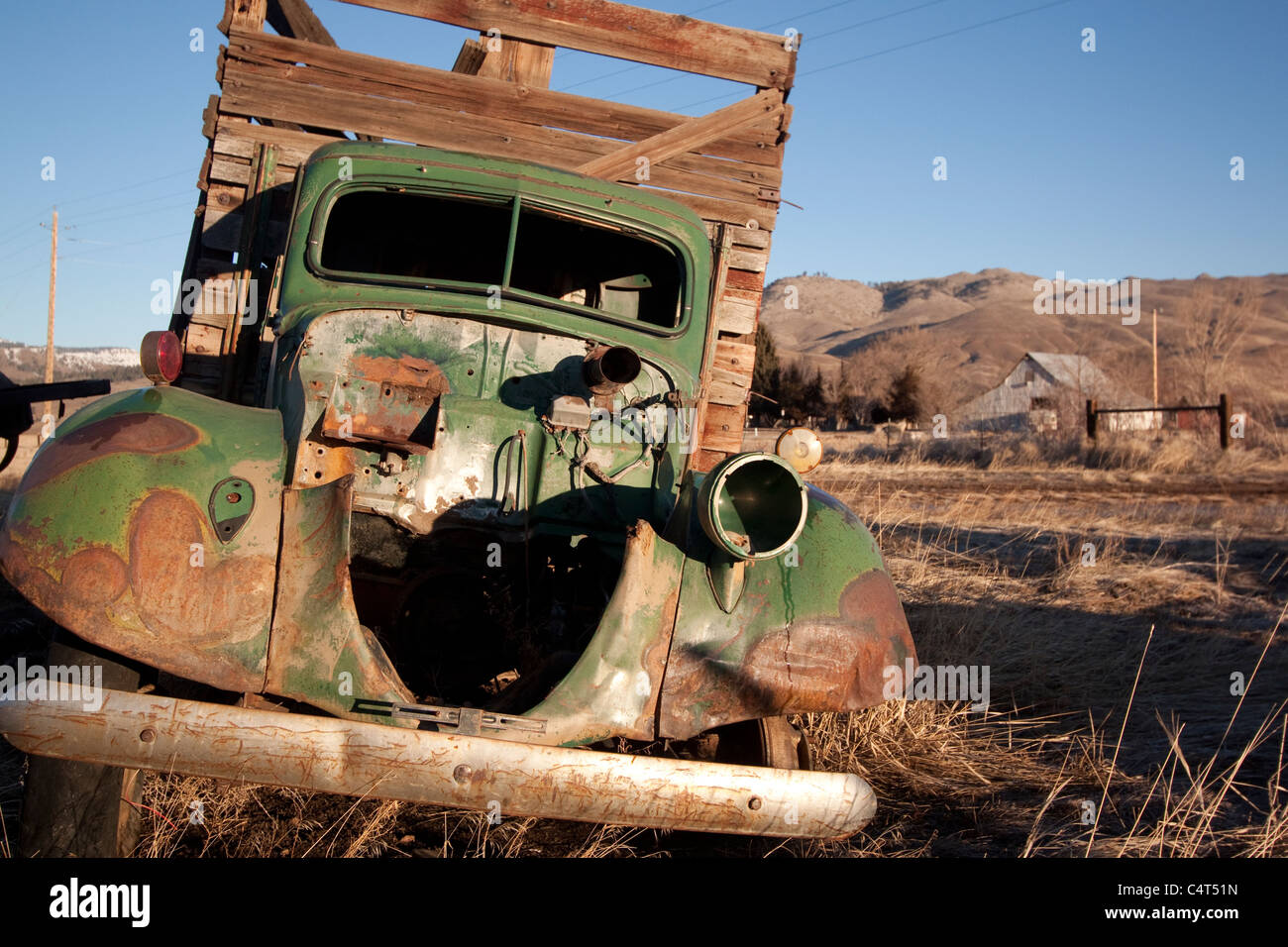 Un vieux camion de livraison van vintage abandonnés dans un champ Banque D'Images