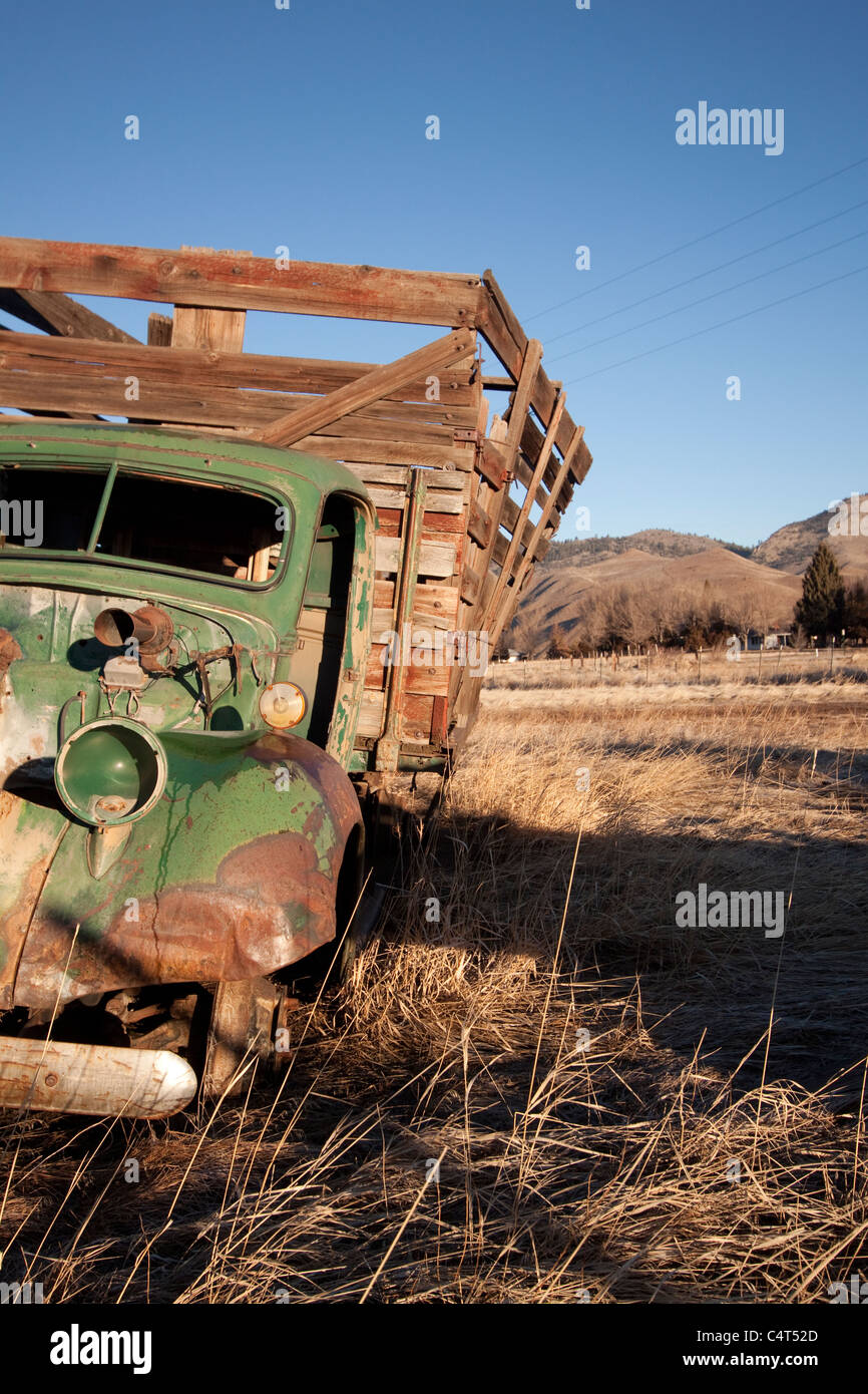 Un vieux camion de livraison van vintage abandonnés dans un champ Banque D'Images