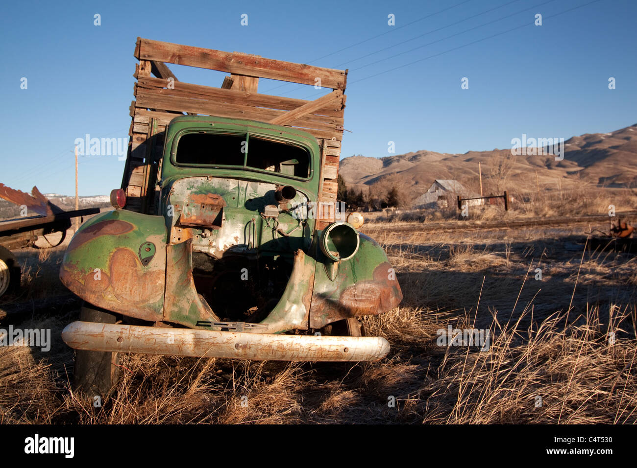 Un vieux camion de livraison van vintage abandonnés dans un champ Banque D'Images