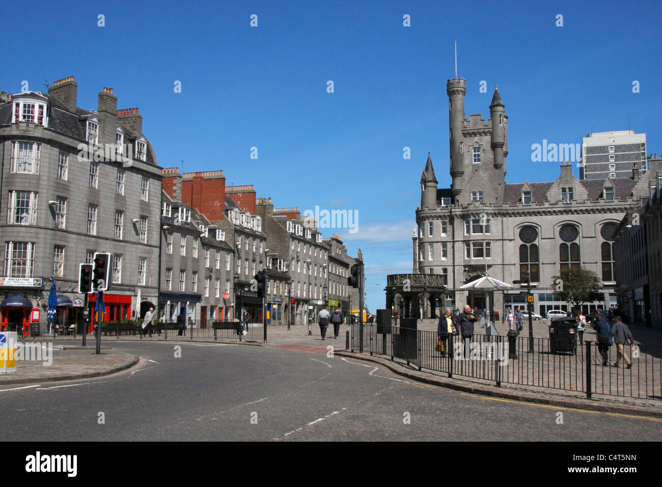 Centre-ville d'Aberdeen. Castlegate, avec Mercat Cross et de l'Armée du Salut Citadelle sur la droite, rue du château sur la gauche. Banque D'Images