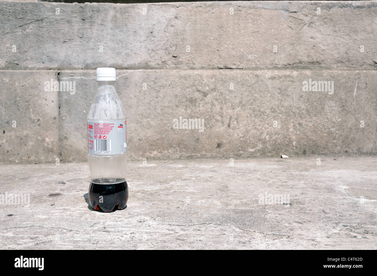 La litière vide bouteille de coke coca cola Banque D'Images