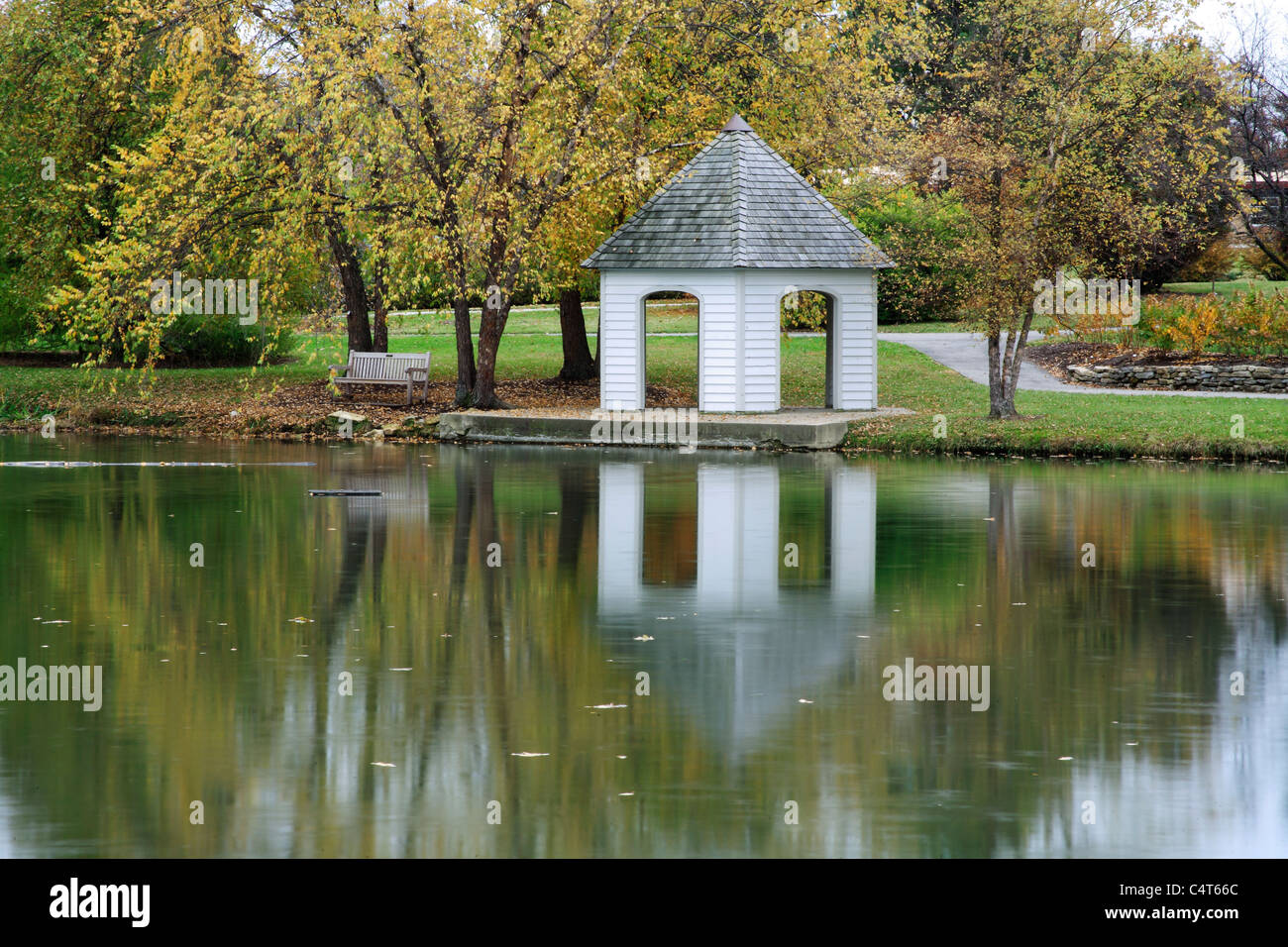 Un belvédère sur un étang calme au cours de l'automne, le sud-ouest de l'Ohio, USA Banque D'Images