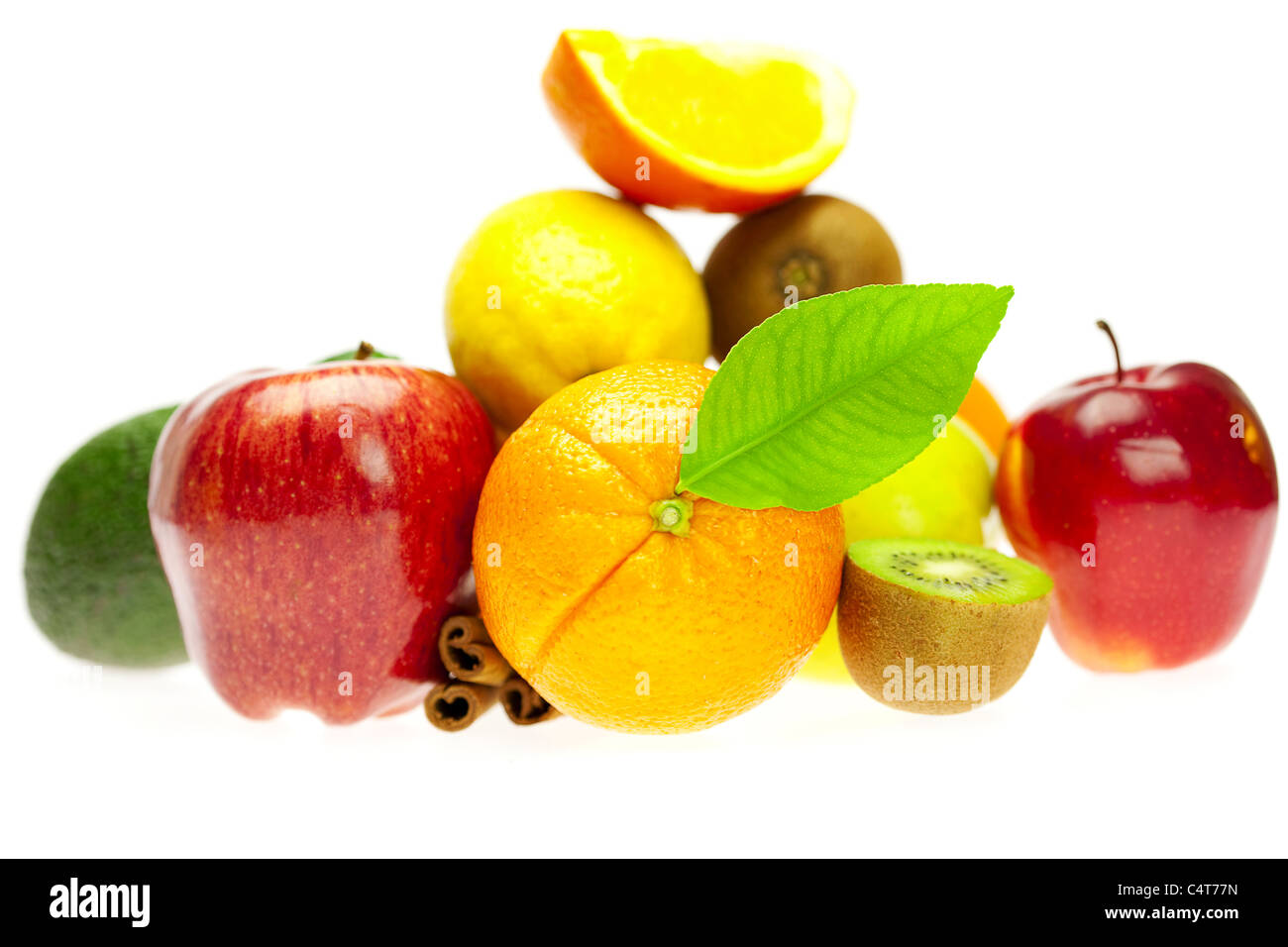 Kiwi, avocat, pomme, orange, citron et cannelle, isolated on white Banque D'Images