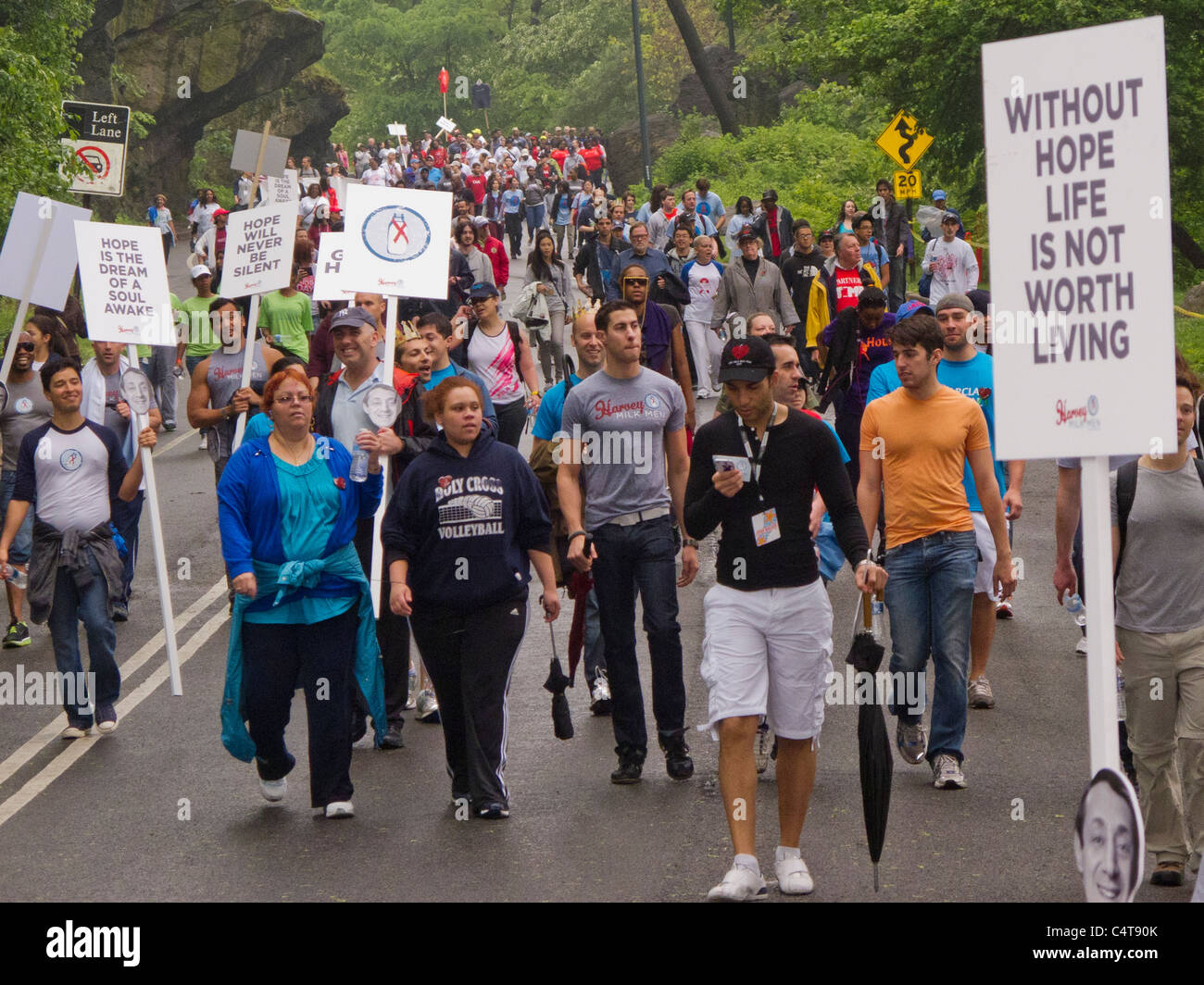Malgré la pluie plus de 40 000 New-Yorkais ont participé à la 26e marche annuelle contre le sida dans la région de Central Park le dimanche 15 mai 2011 Banque D'Images