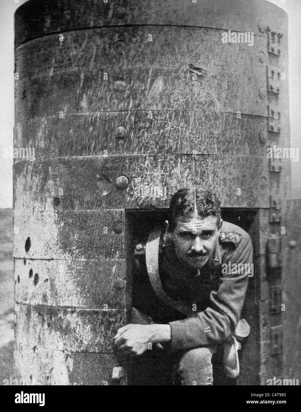 Periscope sur le champ de bataille - un poste d'observation blindé allemand capturé par les Britanniques en Flandre pendant la Première Guerre mondiale Banque D'Images