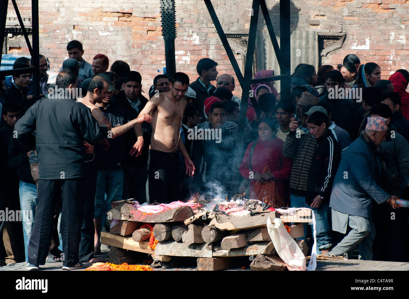 La crémation hindoue est en cours aux ghats sur les rives de la Bhagmati à Pashupatinath, le site hindou le plus sacré du Népal Banque D'Images