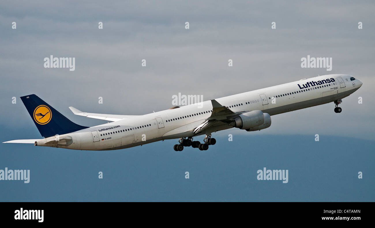 Un portrait d'un Airbus A340-600 de la Lufthansa avion de ligne comme il décolle de l'Aéroport International de Vancouver. Banque D'Images