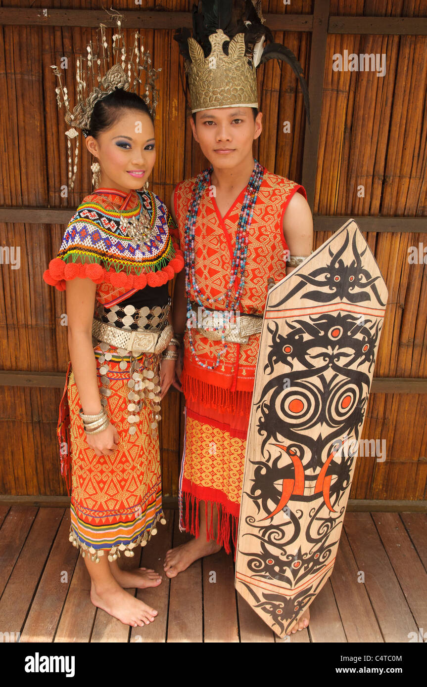 Portrait d'un couple traditionnel Iban au Sarawak, Bornéo, Malaisie Banque D'Images