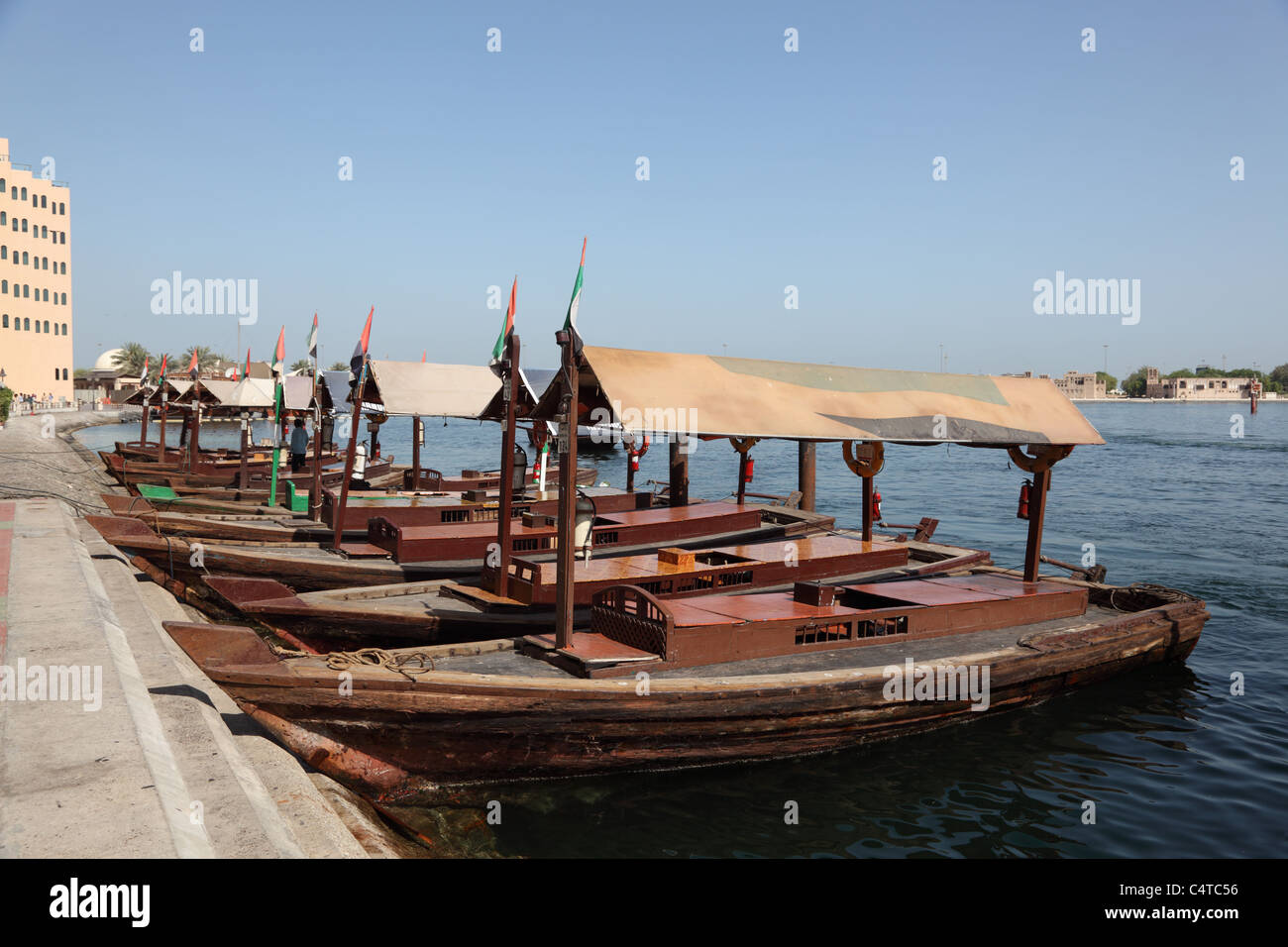 Abra traditionnel ferries au ruisseau à Dubaï, Émirats Arabes Unis Banque D'Images