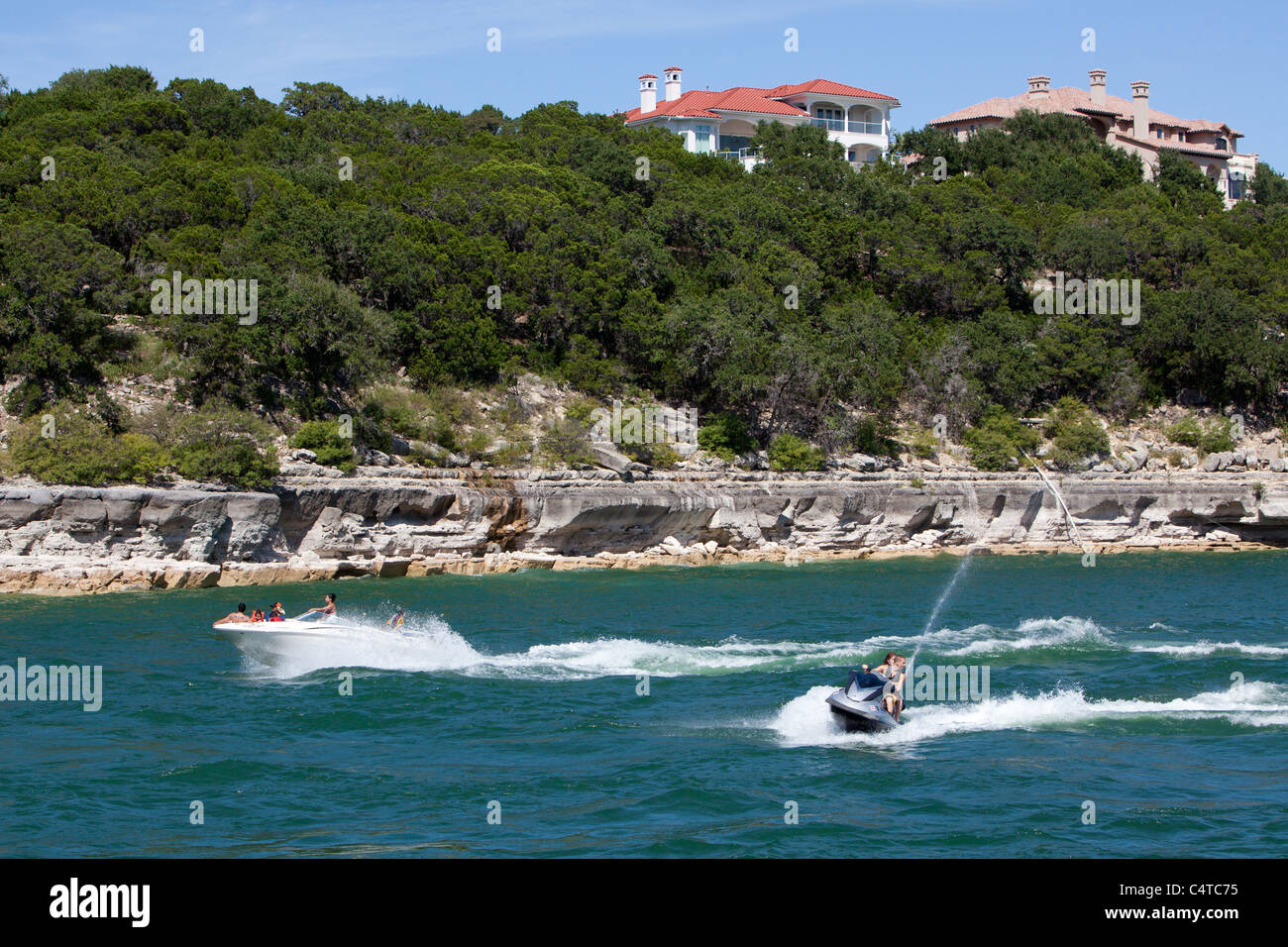 Les fêtards dans Devil's Cove sur le lac Travis à Austin, Texas Banque D'Images