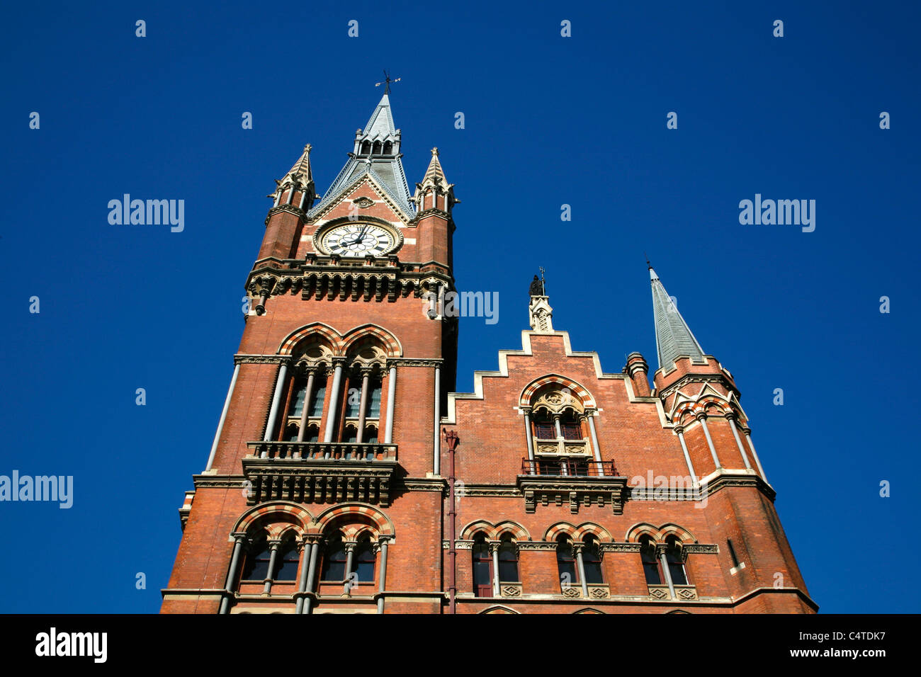 L'horloge de la gare St Pancras (et St Pancras Renaissance Hotel), St Pancras, London, UK Banque D'Images