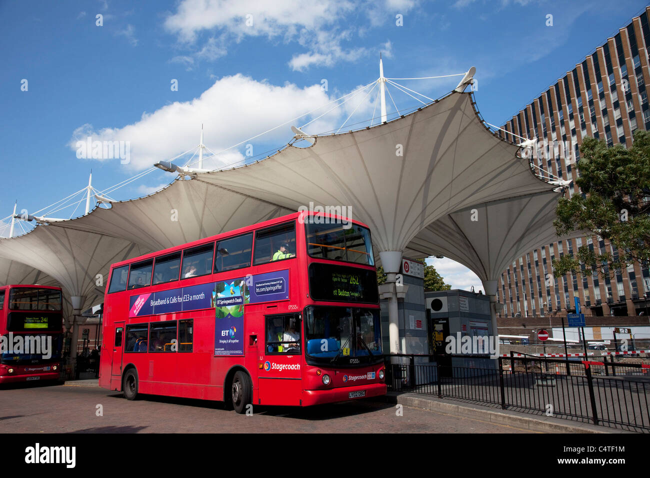 Personnes en attente d'un autobus à la plateforme de transport public Stratford station de bus / terminal dans l'Est de Londres. Banque D'Images