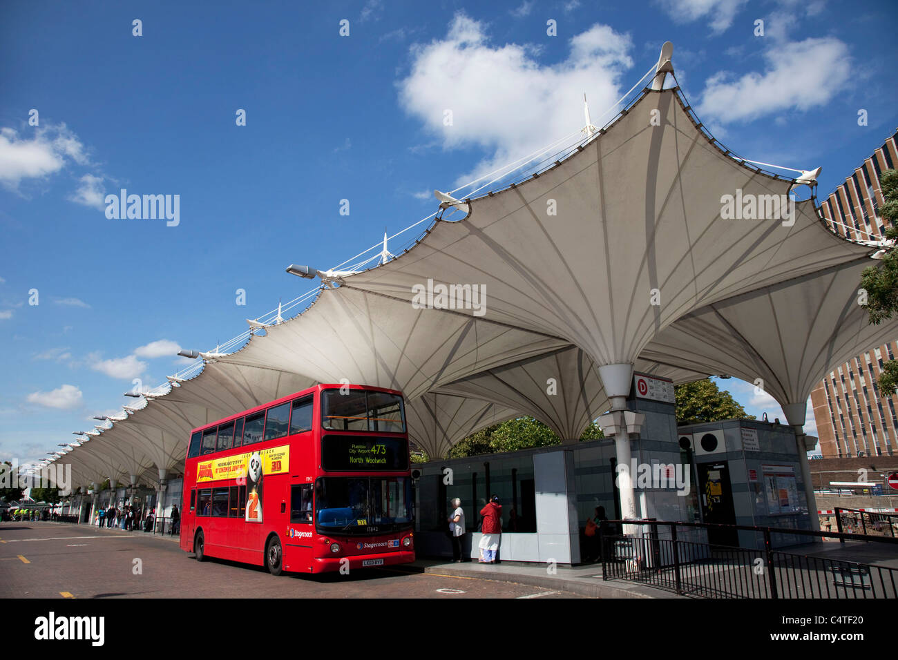 Personnes en attente d'un autobus à la plateforme de transport public Stratford station de bus / terminal dans l'Est de Londres. Banque D'Images