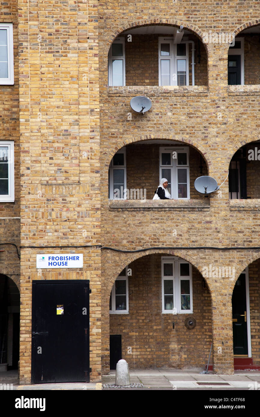 Femme musulmane au conseil appartements à Tower Hamlets, East London. Banque D'Images