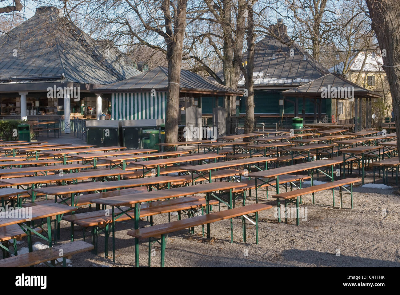 Des sièges vides dans un jardin de la bière allemande Banque D'Images