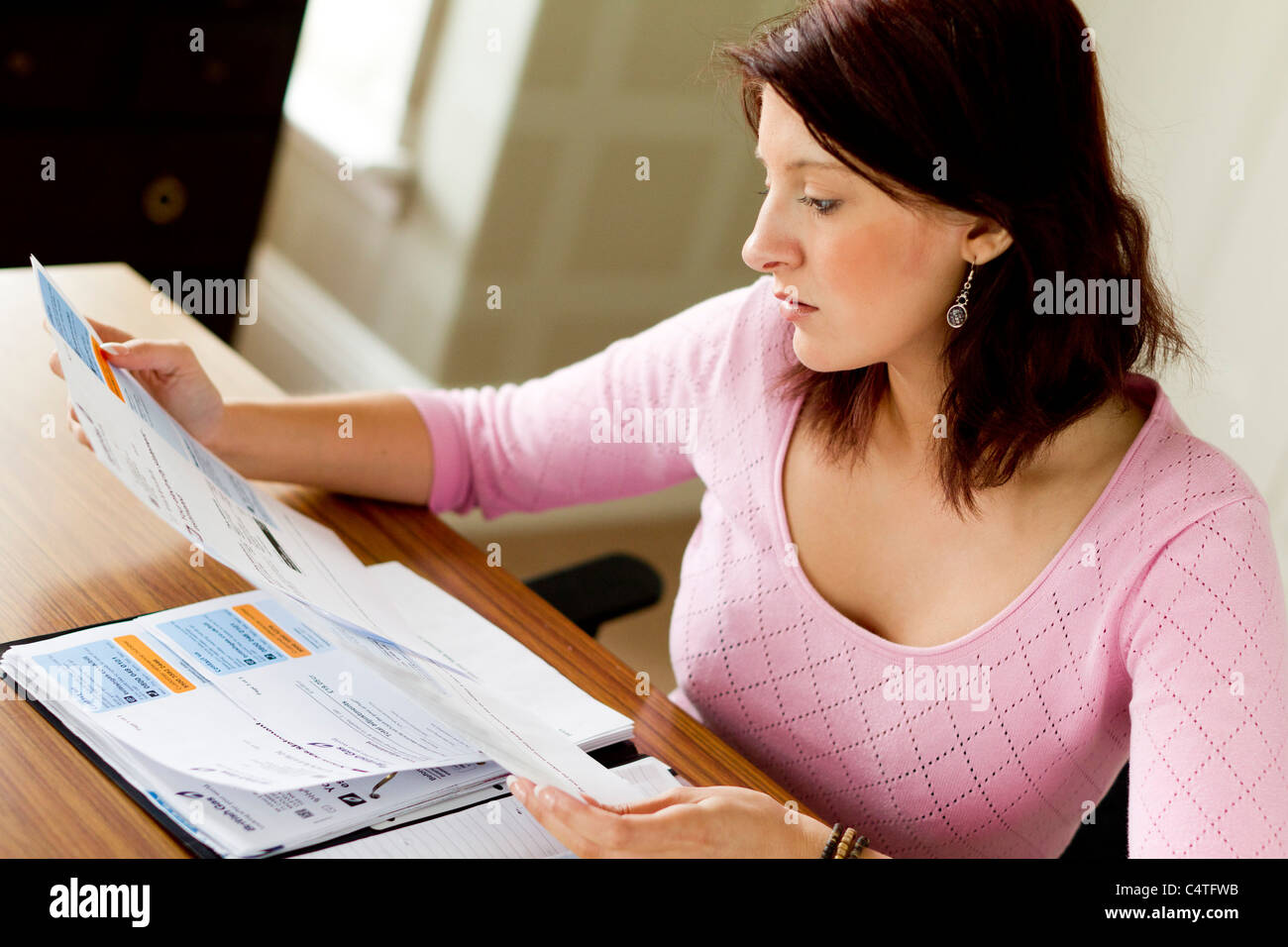 Femme regardant les factures de services Banque D'Images