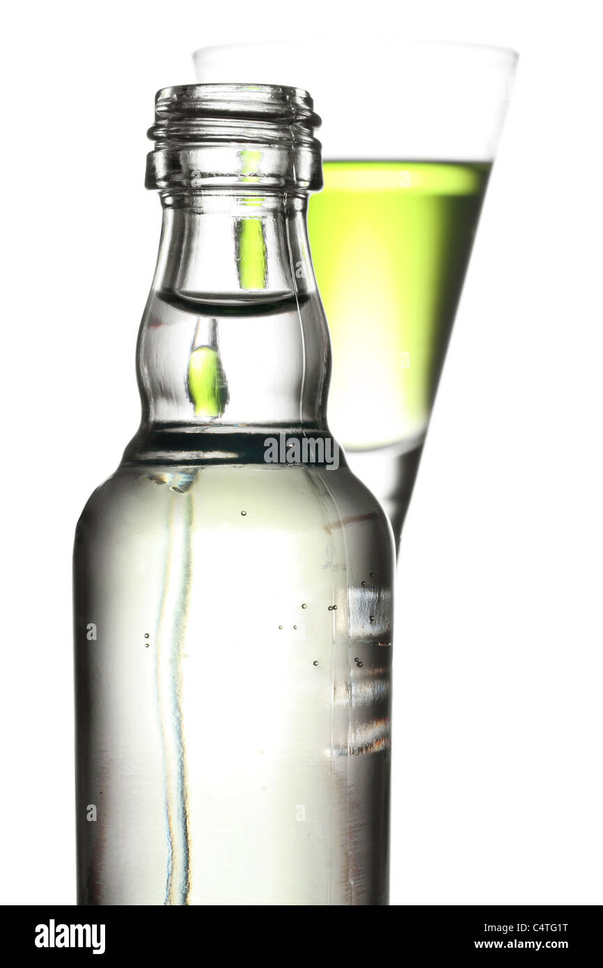 L'esprit d'origine de l'absinthe verte avec l'accent de bouteille. Banque D'Images