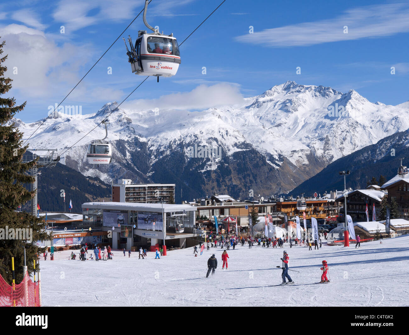 Alpes, Courchevel 1850 avec cable cars, paysage Banque D'Images