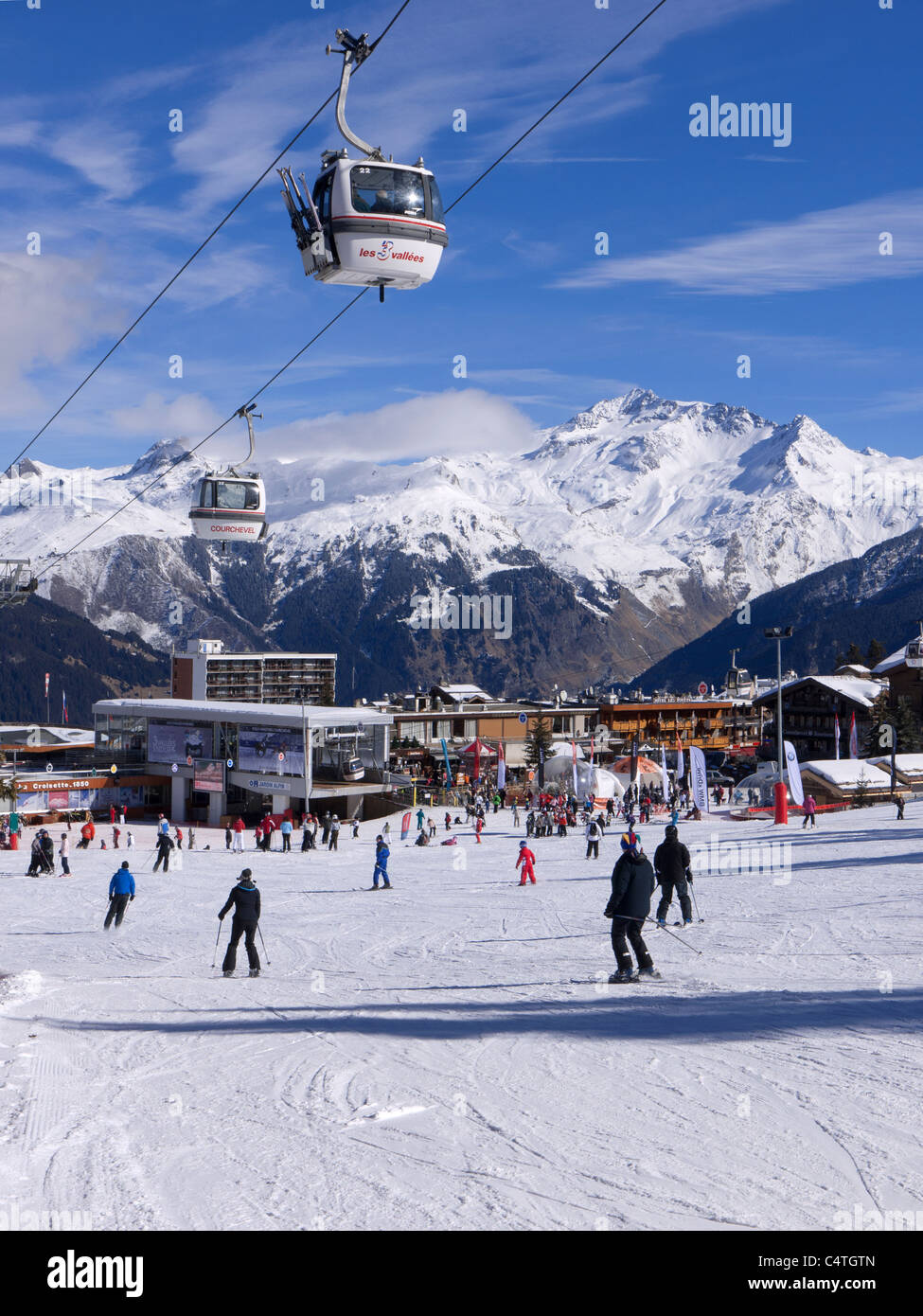 Alpes, Courchevel 1850 avec téléphériques, portrait Banque D'Images