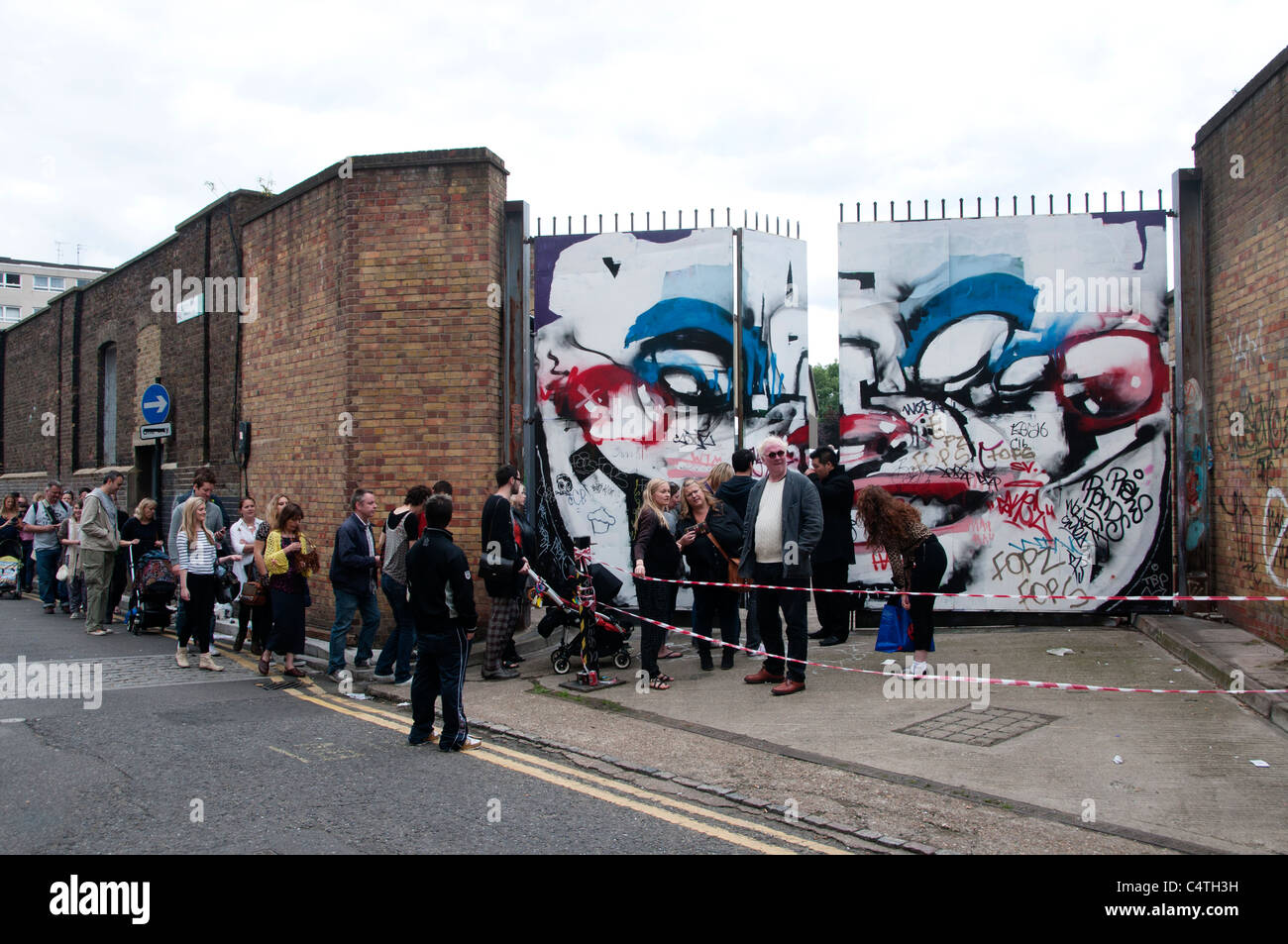 Coffre Art Fair , Brick Lane 2011. Entrée avec peinture murale et d'attente. Banque D'Images