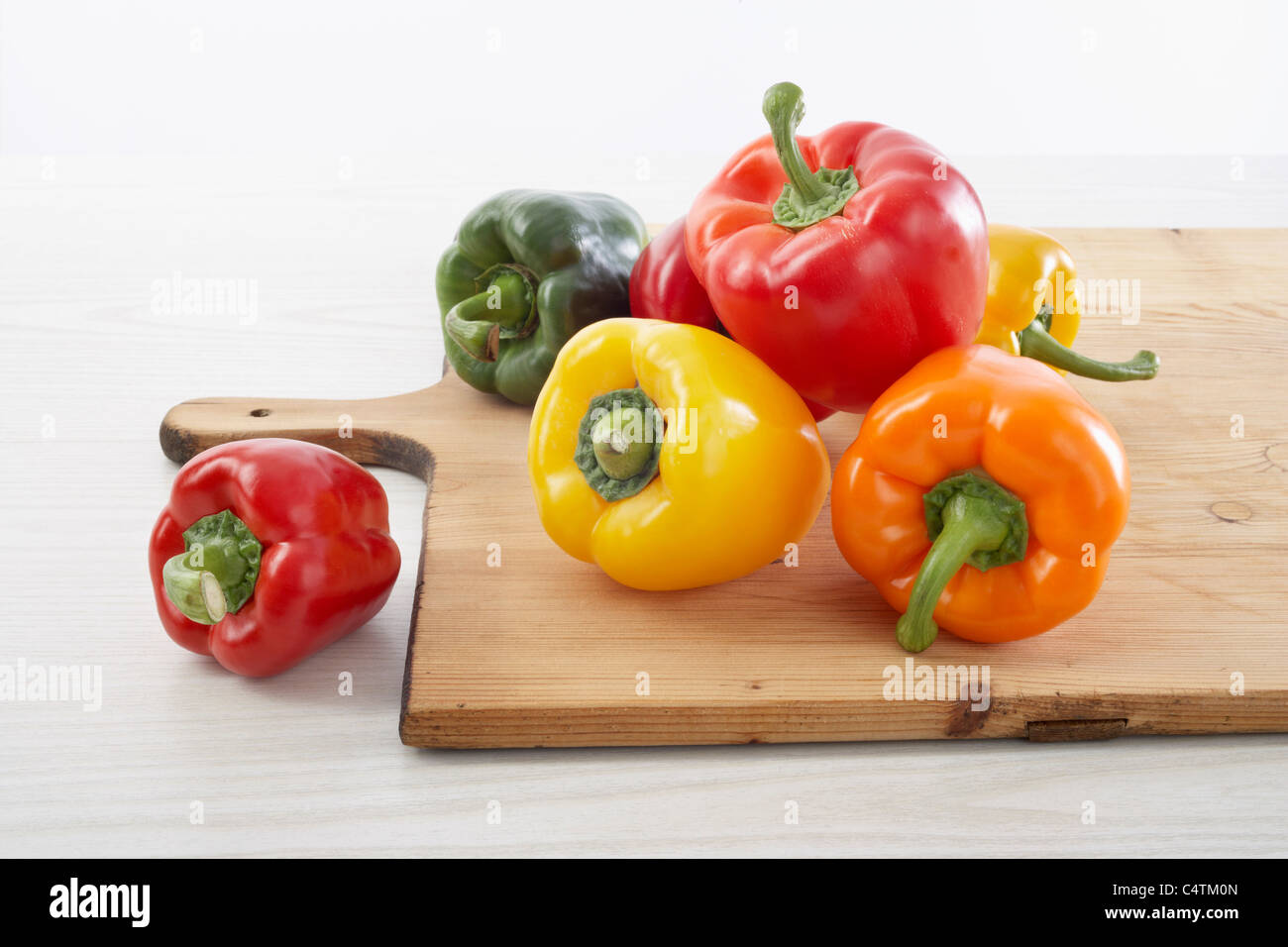 Peppers on Cutting Board Banque D'Images