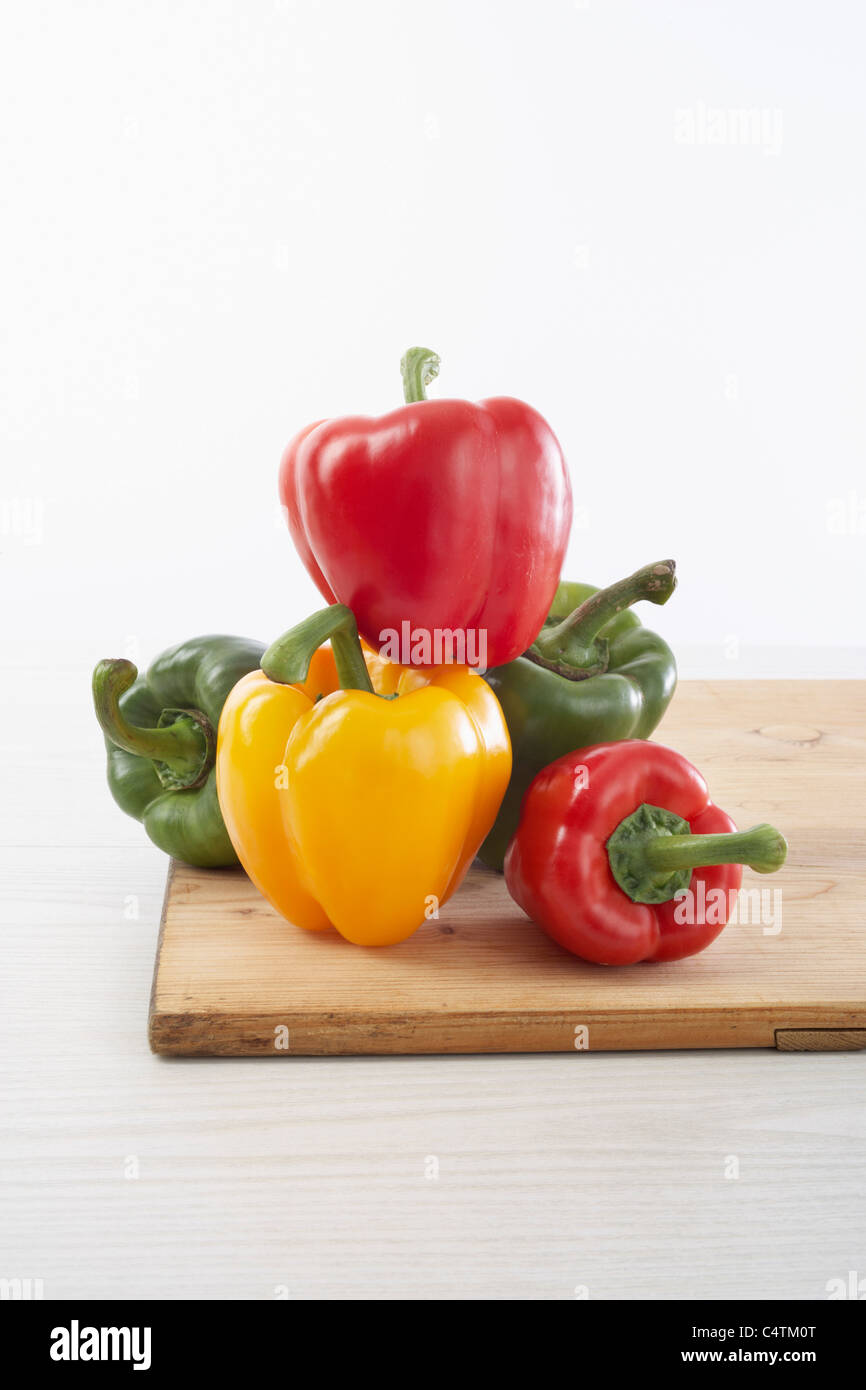 Peppers on Cutting Board Banque D'Images