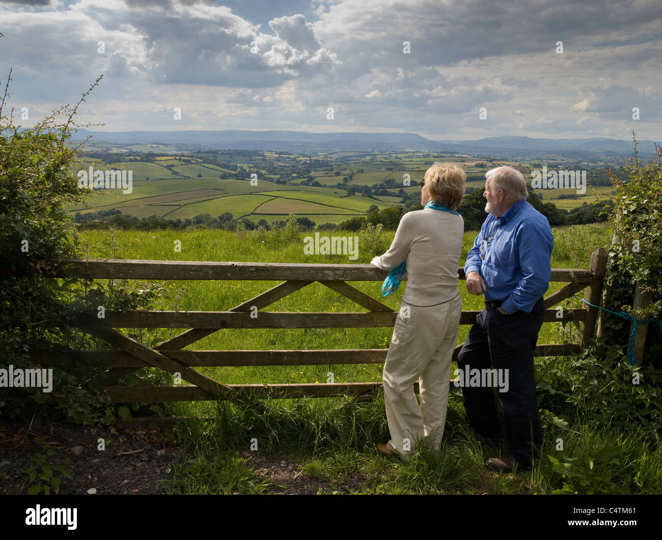Vieux COUPLE LOOKING AT VIEW DE LA VALLÉE DE L''USK Monmouthshire au Pays de Galles UK Banque D'Images