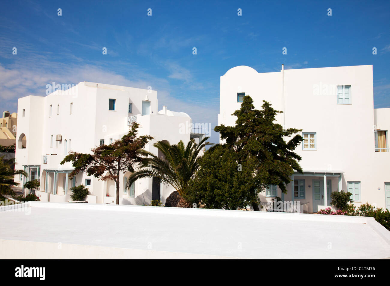 La magnifique île grecque de Santorin El Greco complexe de vacances typique des bâtiments blanc contre le ciel bleu en Grèce Banque D'Images