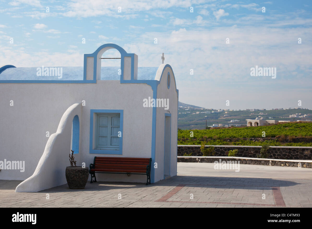 La magnifique île grecque de Santorin bleu et blanc typique avec toit de l'église croix sur ciel bleu nuages moelleux Banque D'Images